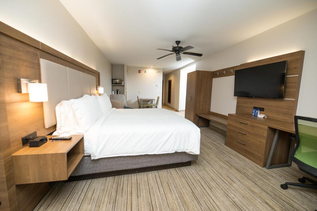 Holiday Inn Express Hotel & Suites Clinton By Ihg Exterior photo