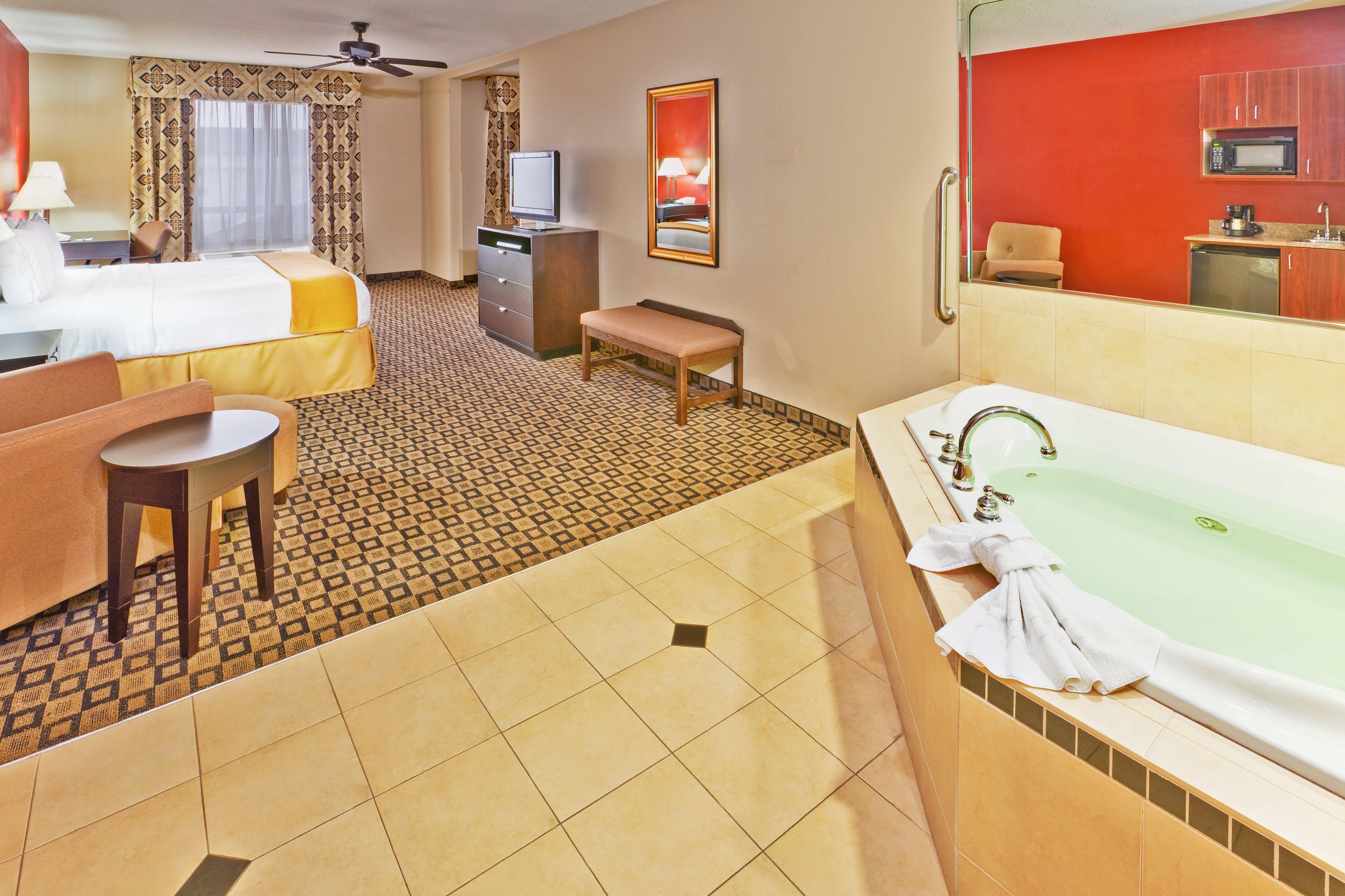 Holiday Inn Express Hotel & Suites Clinton By Ihg Exterior photo
