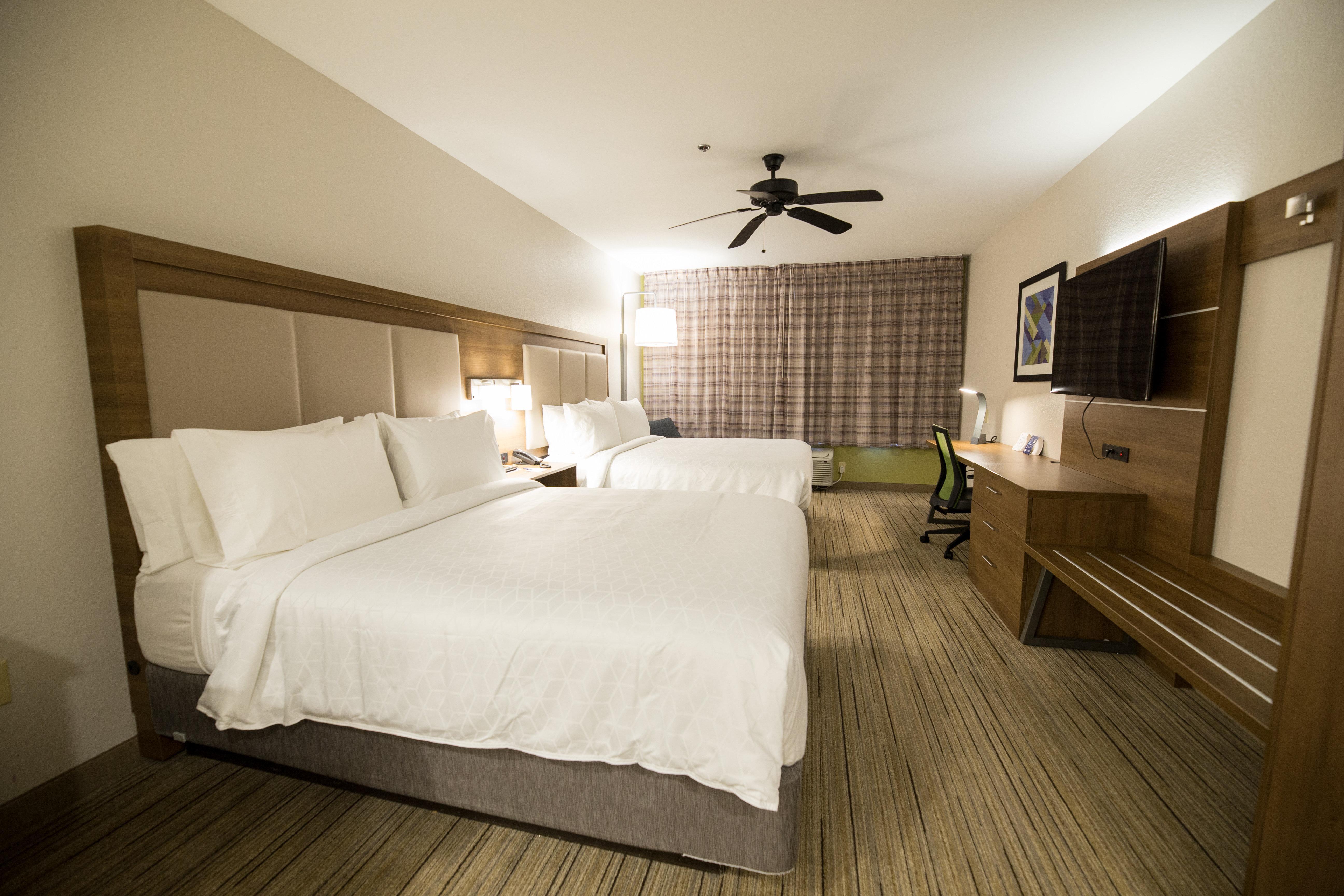Holiday Inn Express Hotel & Suites Clinton By Ihg Exterior photo