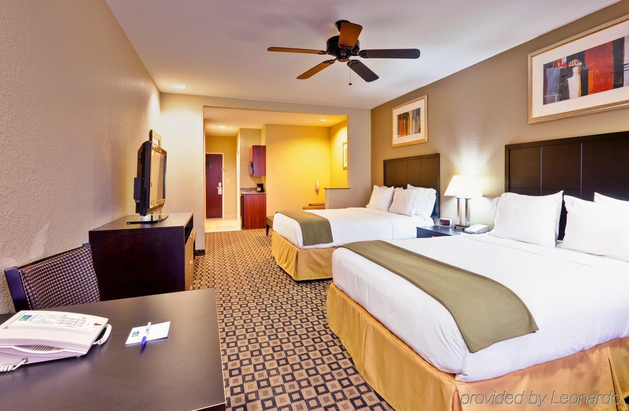 Holiday Inn Express Hotel & Suites Clinton By Ihg Room photo