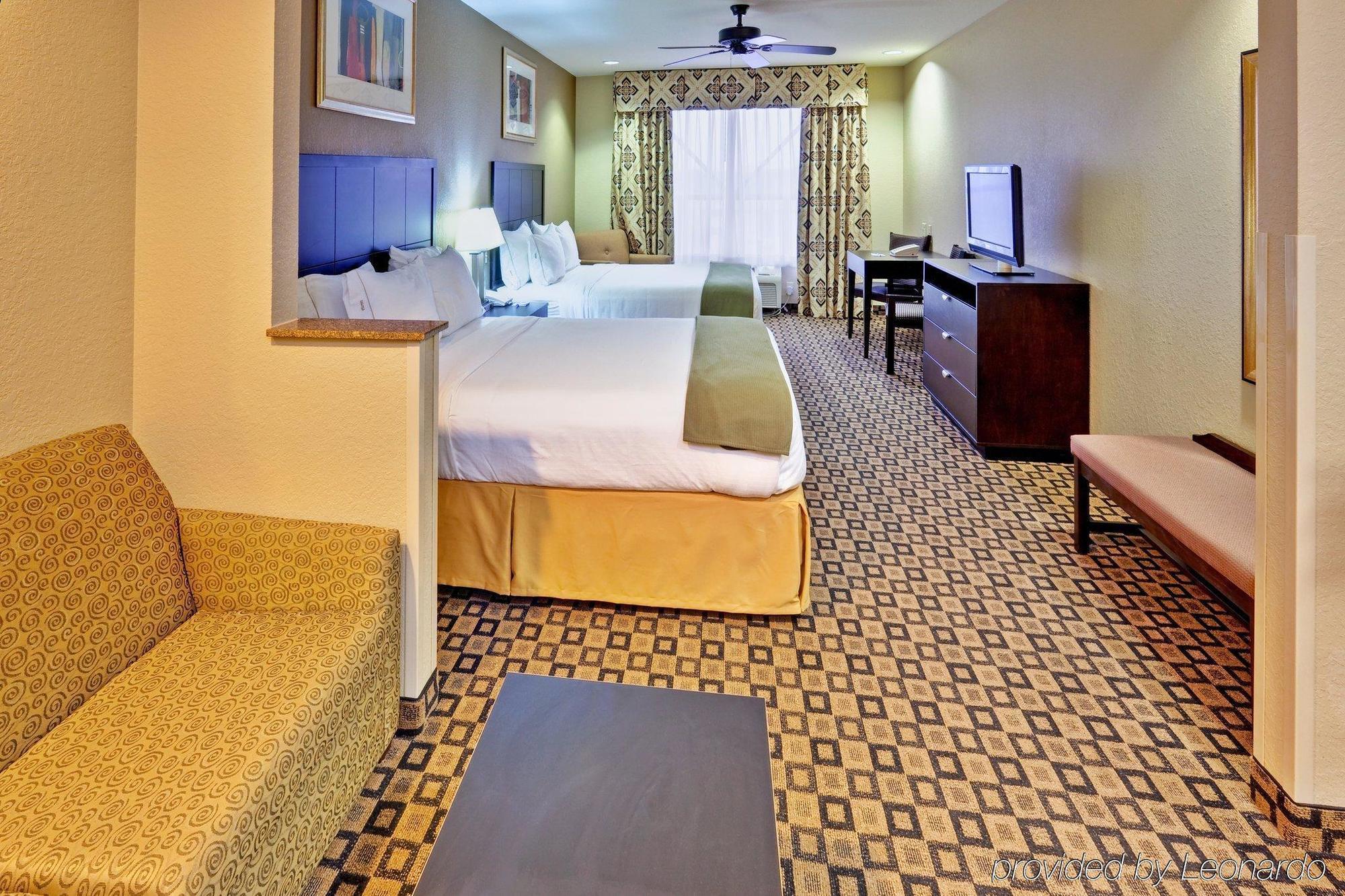 Holiday Inn Express Hotel & Suites Clinton By Ihg Room photo