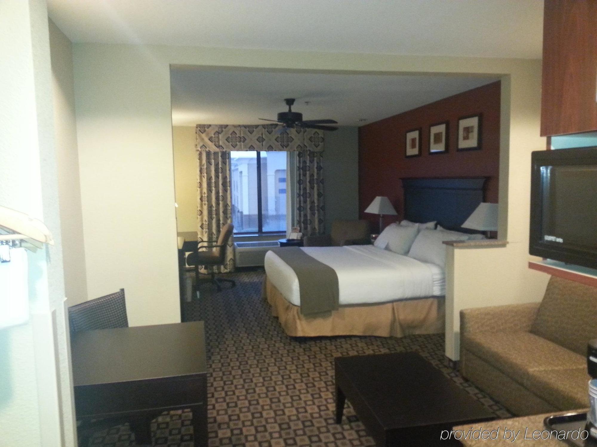 Holiday Inn Express Hotel & Suites Clinton By Ihg Exterior photo