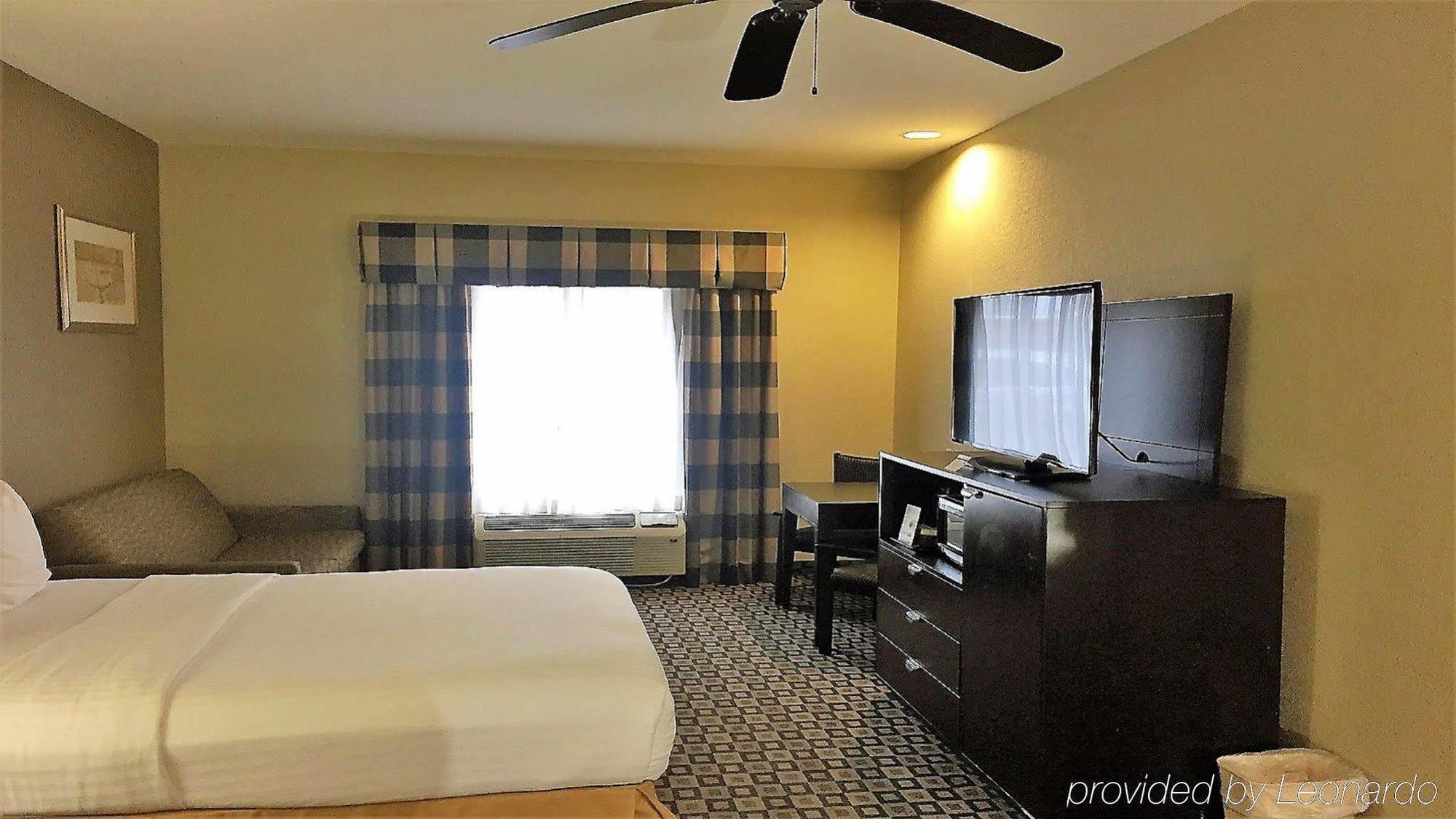 Holiday Inn Express Hotel & Suites Clinton By Ihg Exterior photo
