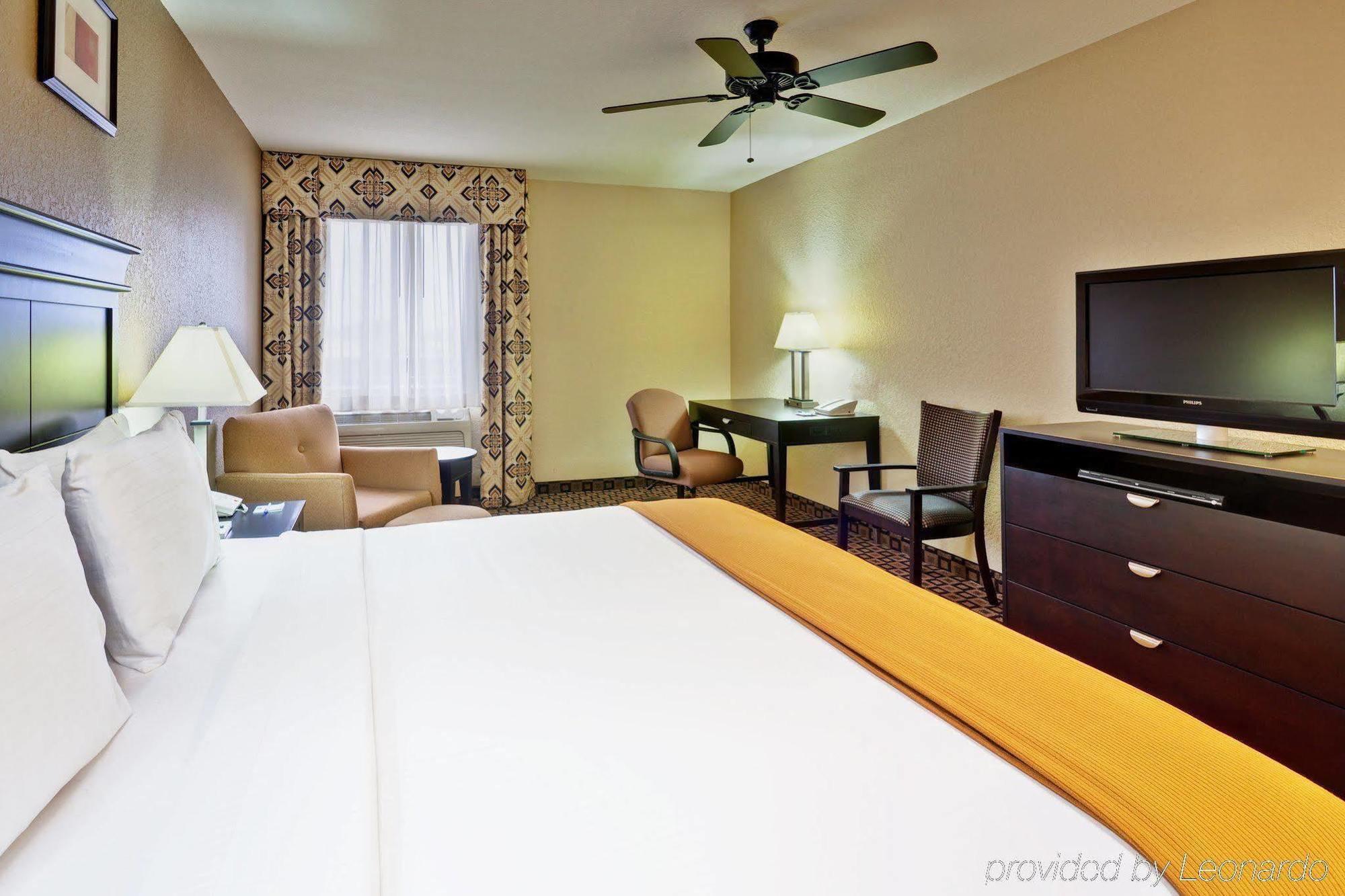 Holiday Inn Express Hotel & Suites Clinton By Ihg Exterior photo