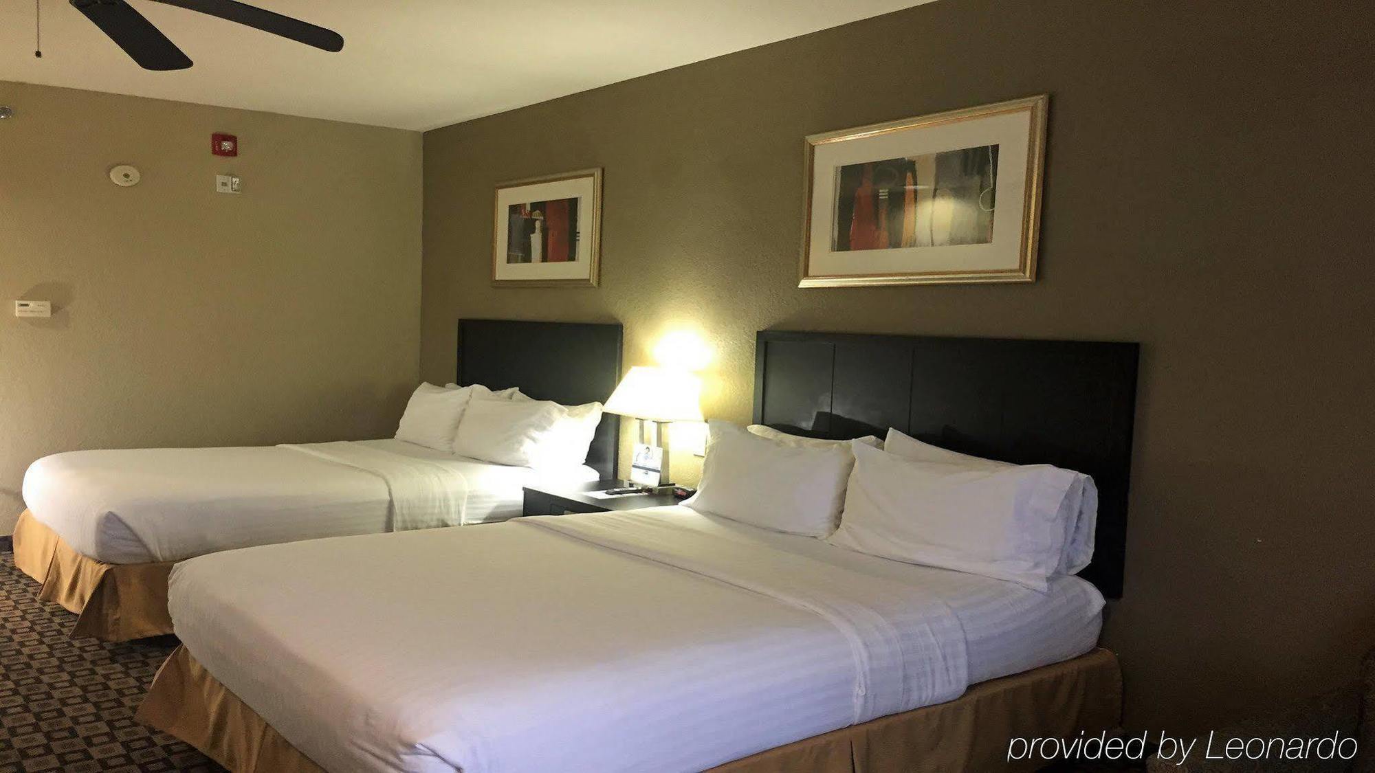 Holiday Inn Express Hotel & Suites Clinton By Ihg Exterior photo