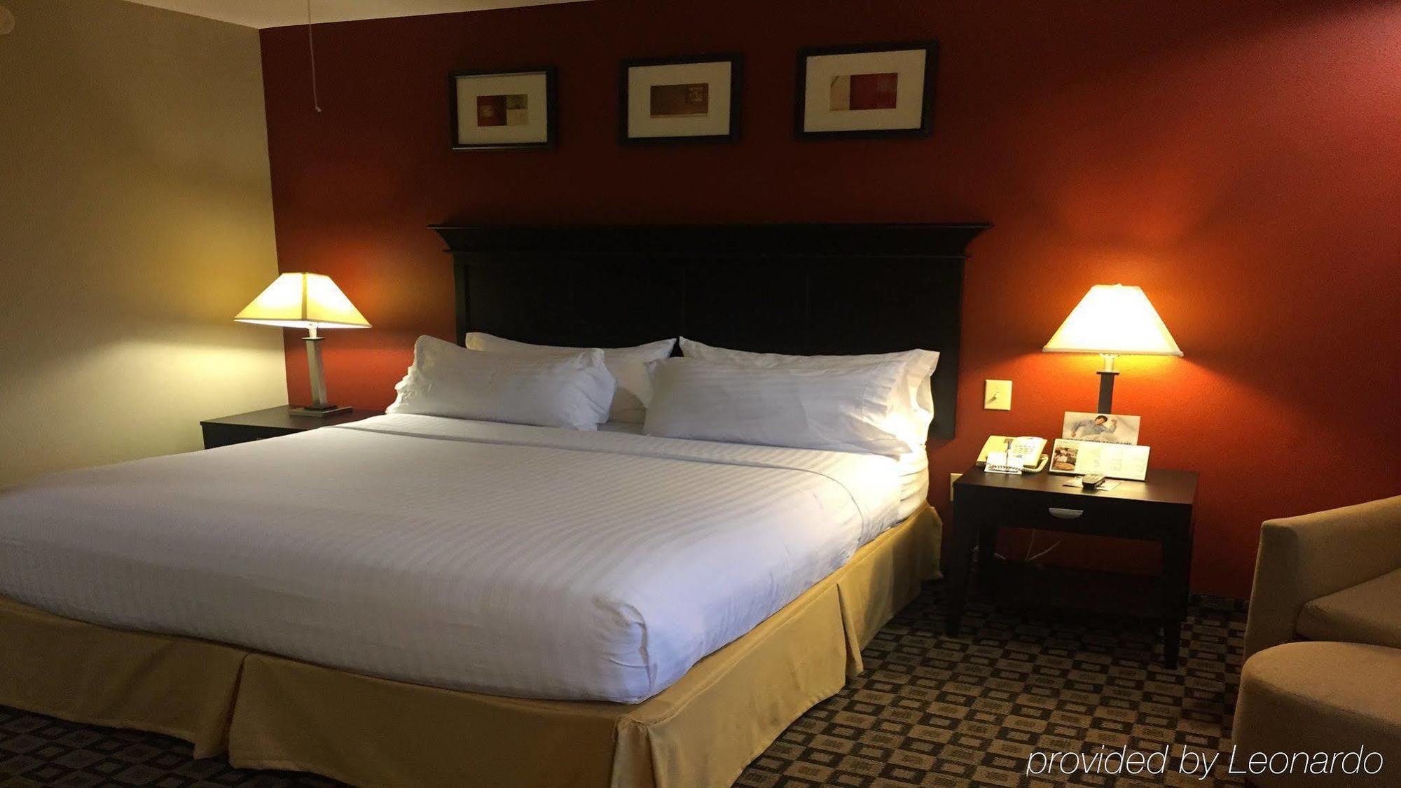 Holiday Inn Express Hotel & Suites Clinton By Ihg Exterior photo