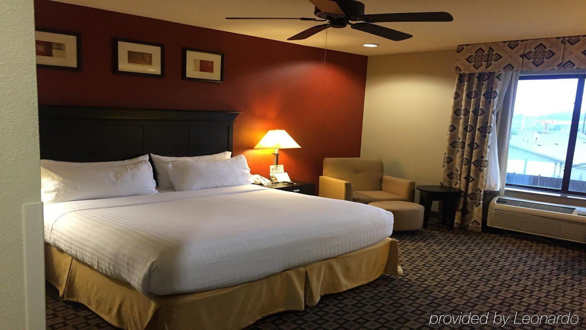 Holiday Inn Express Hotel & Suites Clinton By Ihg Exterior photo