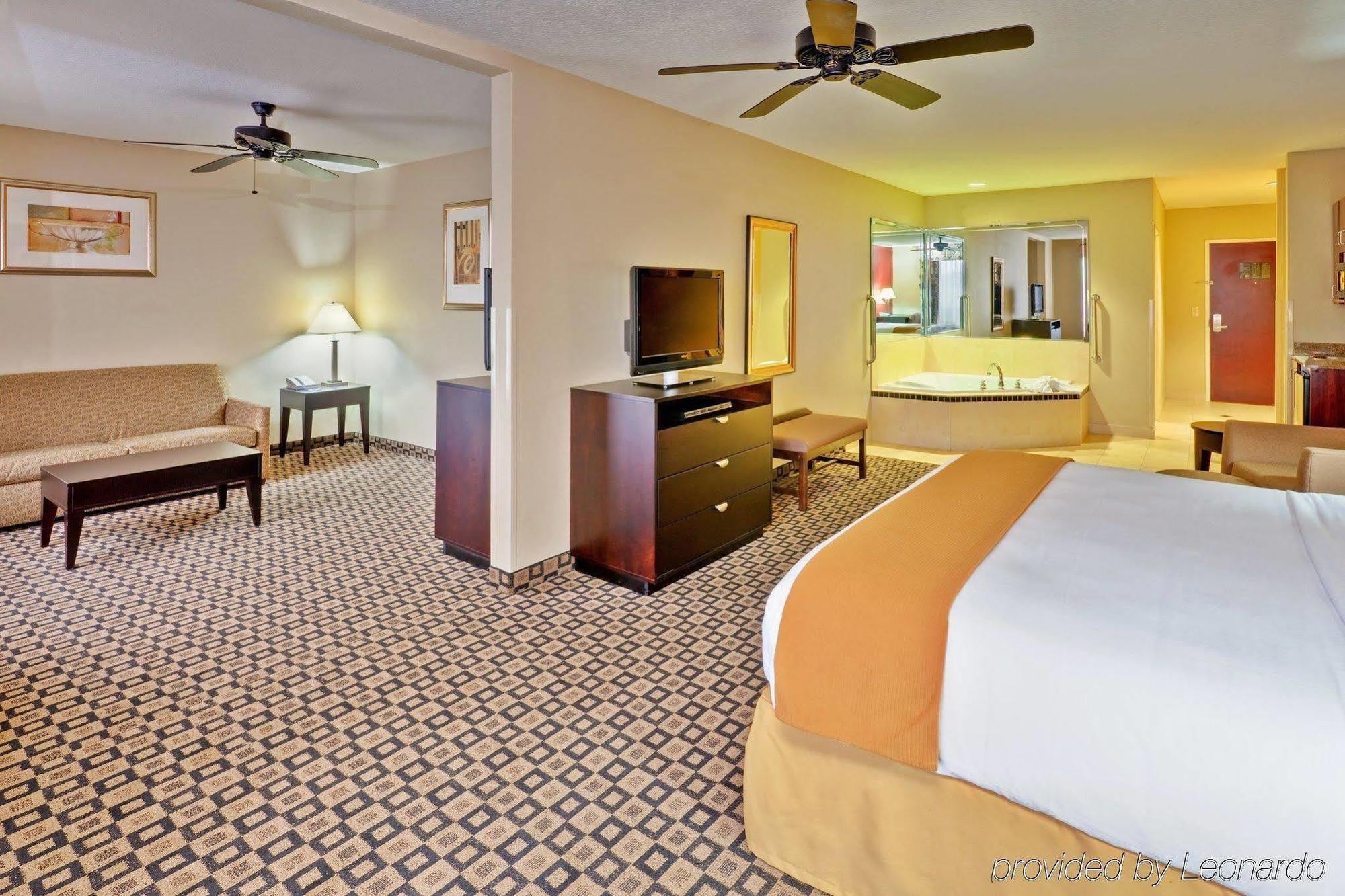 Holiday Inn Express Hotel & Suites Clinton By Ihg Room photo